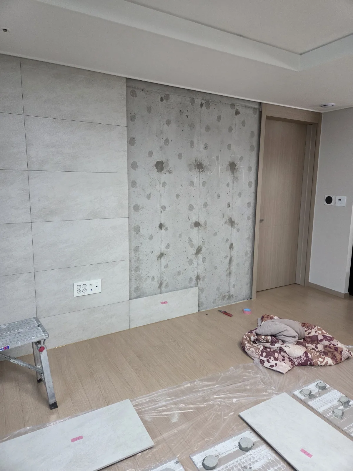 거실 아트월 타일 교체 시공 전 사진 - 올바른잇 타일보수
