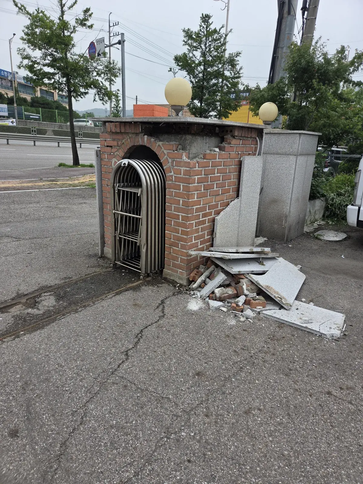 외부 구조물 마감재 보수 시공 전 사진 - 올바른잇 타일보수